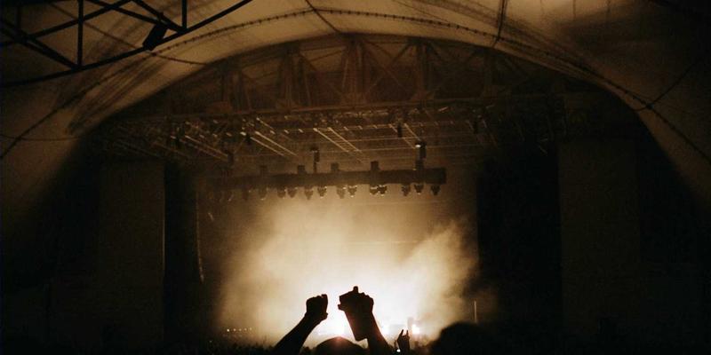 小户型扩容术：彩尔装饰揭秘现代简约风设计核心，兼顾绿色装修的健康法则